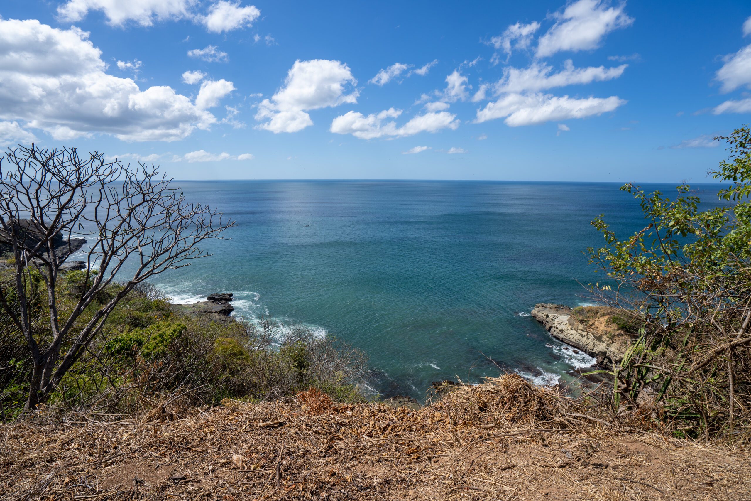 http://Clifftop%20view%20of%20the%20ocean%20and%20water%20breaking%20around%20rocks%20in%20Nicaragua.